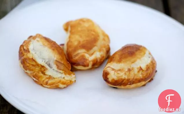 Empanadas De Queso Cheddar, Manzana Y Pepinillos