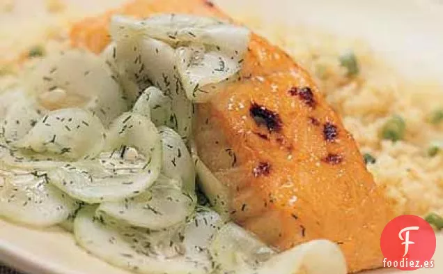 Salmón a la Parrilla con Pepinos Agridulces