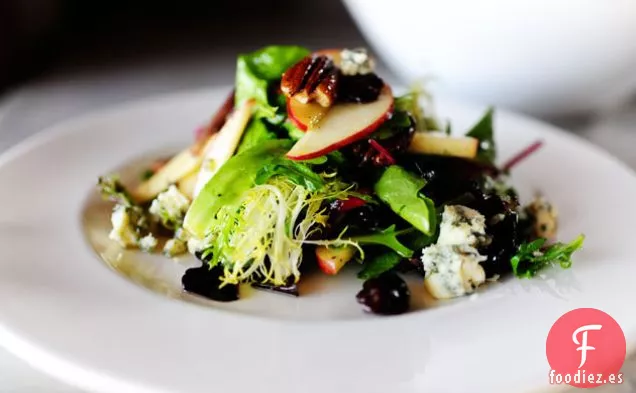 Ensalada de Manzana, Nueces y Queso Azul con Cerezas Secas