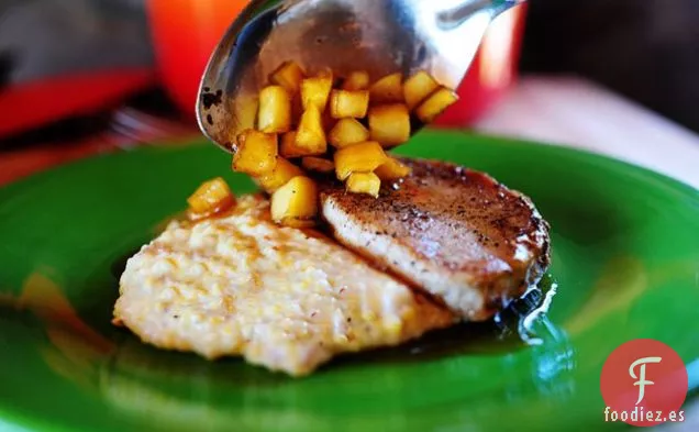 Chuletas de Cerdo con Manzanas y Sémola de Queso Cremoso con Tocino