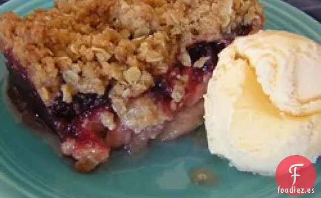 Crujiente De Manzana Con Salsa De Arándanos