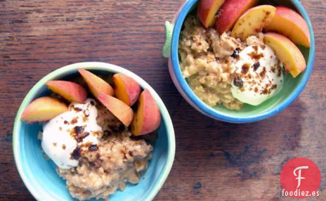 Gachas De Albaricoque y canela Con Duraznos Y Crema Fresca