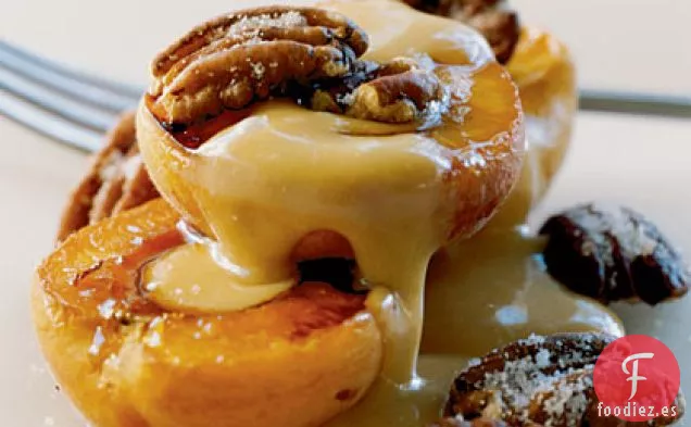 Albaricoques Asados con Pacanas Azucaradas y Dulce de Leche