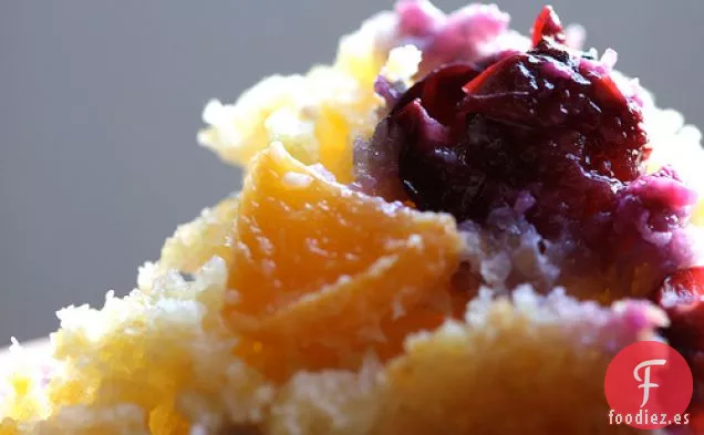 Magdalenas De Pan De Maíz Con Mantequilla Marrón Con Arándanos Frescos Y Albaricoques