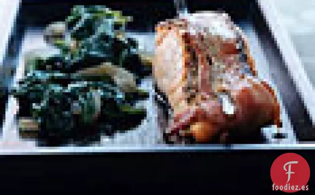 Salmón Envuelto en Tocino con Espinacas Marchitas