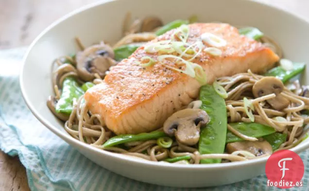 Salmón Con Fideos De Soja y jengibre