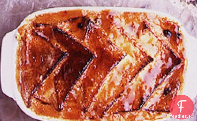 Budín De Pan Y Mantequilla Servido Con Crema Coagulada Y Compota