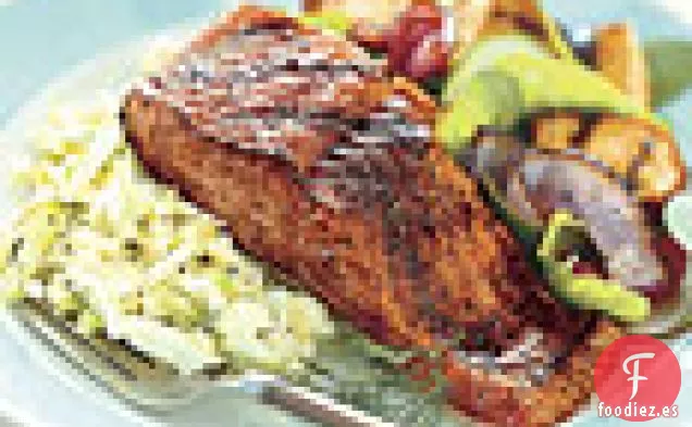 Salmón a la Parrilla Frotado con Hinojo y Eneldo