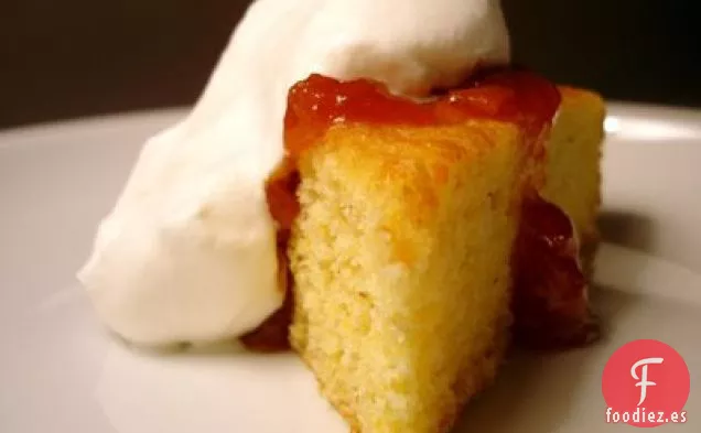 Pastel De Harina De Maíz Con Mermelada De Albaricoque Caliente Y Crema Batida