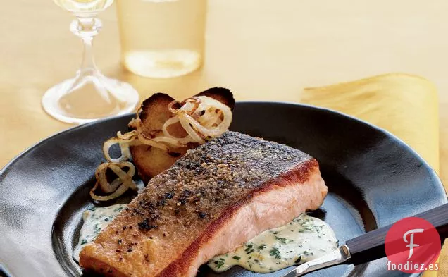 Salmón con Salsa de Hierbas Escocesas y Tostadas de Cebolla