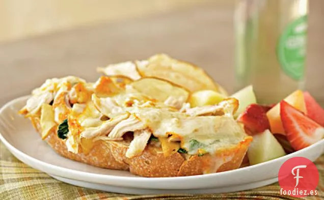 Sándwiches Abiertos de Pollo y Muenster con Crema de Albaricoque y Dijon