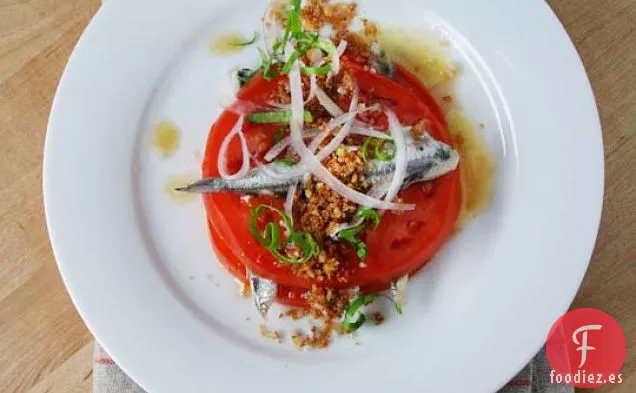 Ensalada De Tomate Y Boquerones Con Pan Rallado Con Ajo