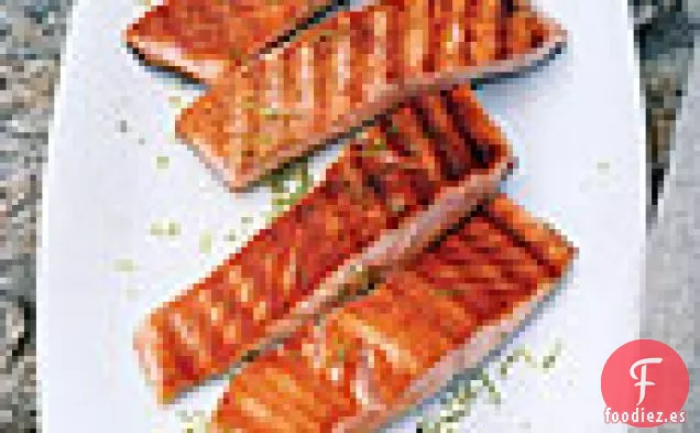 Salmón a la Parrilla con Salsa de Mantequilla de Lima