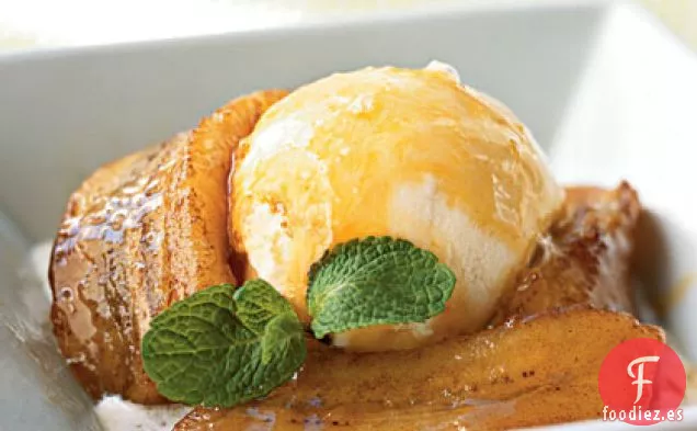 Bananas Doradas con Mantequilla y Salsa de Brandy de Naranja