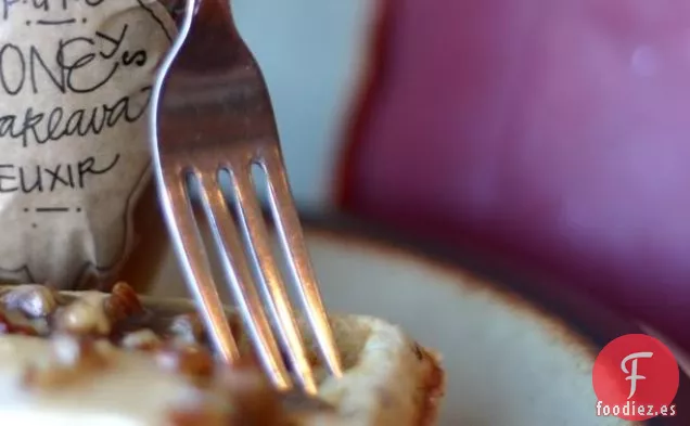 Tortitas De Cardamomo De Plátano de Trigo Integral Con Jarabe De Crema De Coco