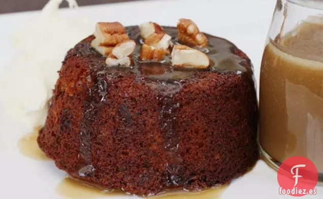 Budín De Dátiles Y Plátano Con Salsa De Caramelo