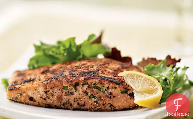 Salmón con Costra de Hierbas con Ensalada de Verduras Mixtas
