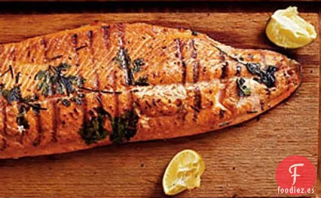 Salmón Salvaje a la Parrilla con Salsa de Pepino y Aguacate