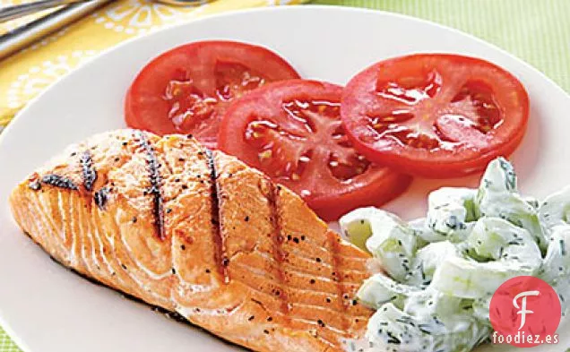 Salmón a la Parrilla con Ensalada de Pepino y Yogur