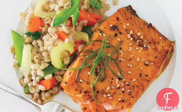 Salmón Glaseado con Miel y Sésamo con Ensalada de Cebada Confeti
