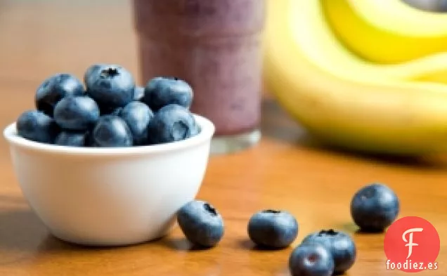 Batido de Banana, Arándanos y Suero de Mantequilla de The Kitchen Diva