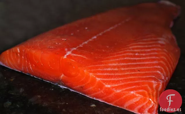 Salmón Marinado Con Arándanos Y Eneldo