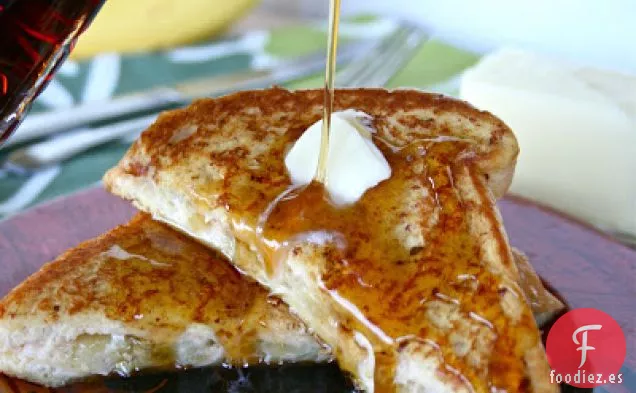 Tostada Francesa Rellena de Plátano Caramelizado Y Queso Crema