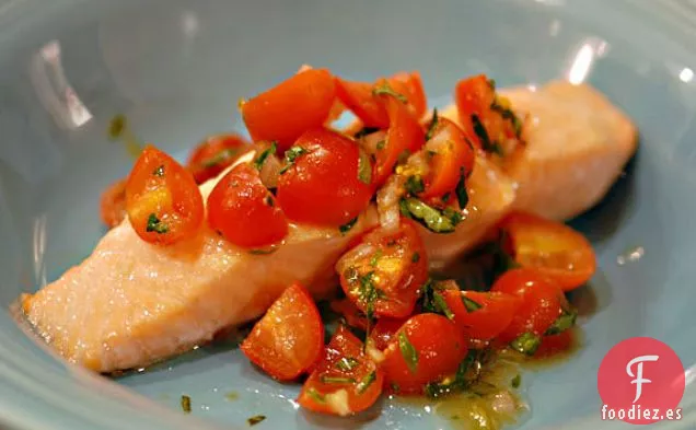Salmón Con Salsa De Tomate Y Albahaca
