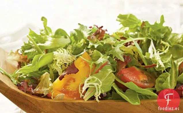 Lechugas Frescas y Tomates Reliquia con Aderezo de Diosa Verde Chèvre