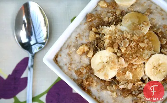 Harina De Avena Cortada En Acero Con Cobertura De Plátanos Y Pastel