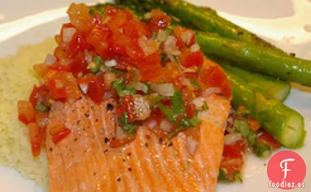 Salmón Escalfado Con Salsa De Tomate y albahaca