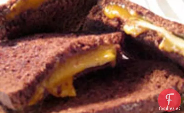 Receta De Negro Y Naranja: Queso Cheddar A La Parrilla Con Pumpernickel Con Appl