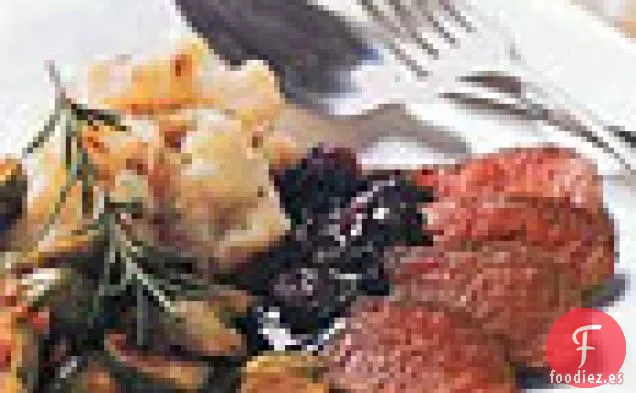 Carne De Venado Cocida En Sartén Con Romero Y Cerezas Secas