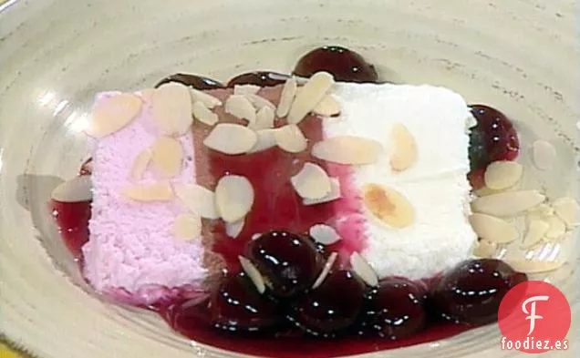 Helado Napolitano con Salsa de Cerezas