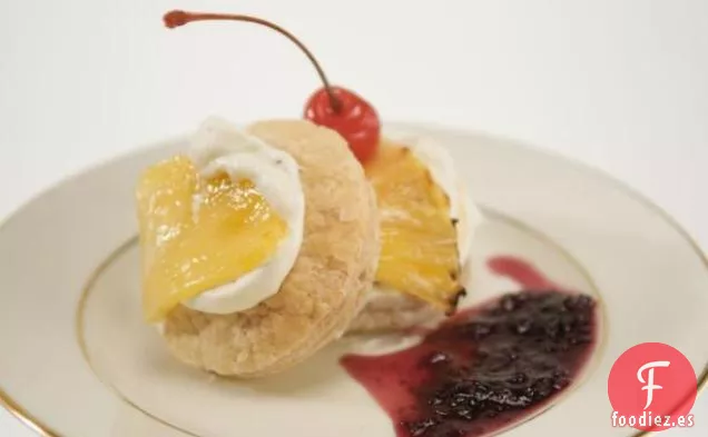 Mille de Piña Sfoglie con Salsa de Cerezas al Marrasquino