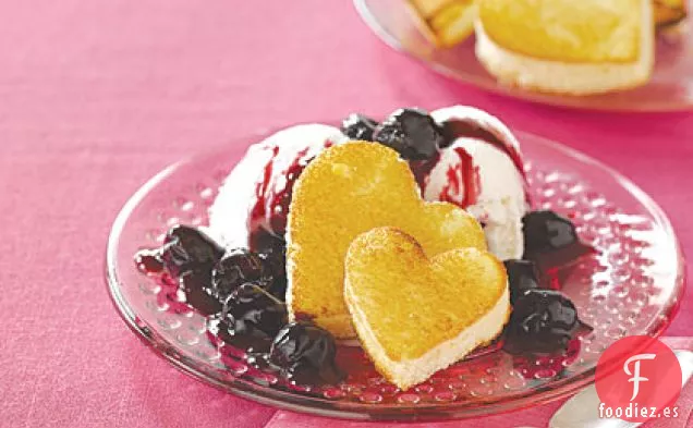 Corazones de Pastel con Salsa de Cerezas