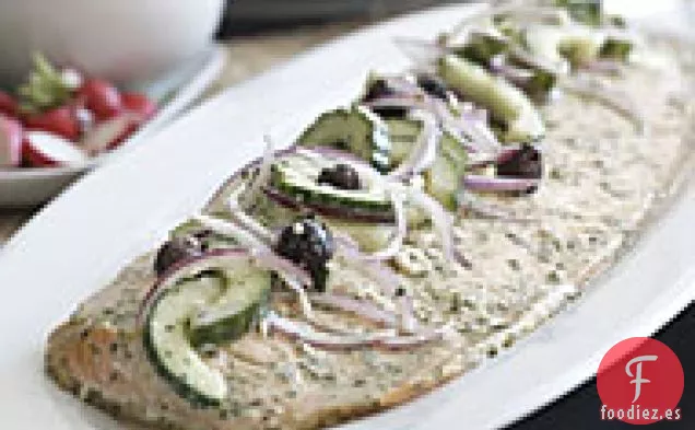 Salmón Marinado con Suero de Mantequilla de Hierbas con Ensalada de Pepino