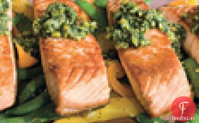 Salmón Con Guisantes, Pimientos Amarillos Y Pistacho De Eneldo