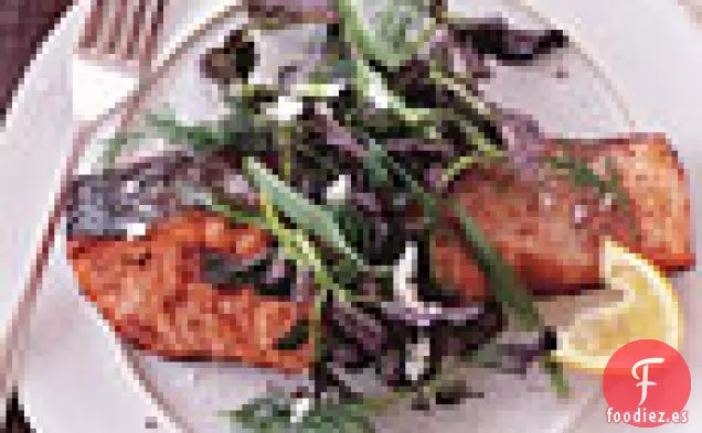 Salmón Con Salsa De Limón Y pimienta Y Ensalada De hierbas de Berro