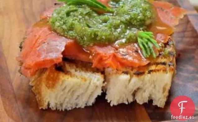 Gravlox Curado De Abeto Con Crostini De Pesto De Abeto