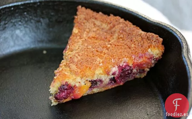 Pastel De Maíz En Sartén Con Moras Y Nectarinas