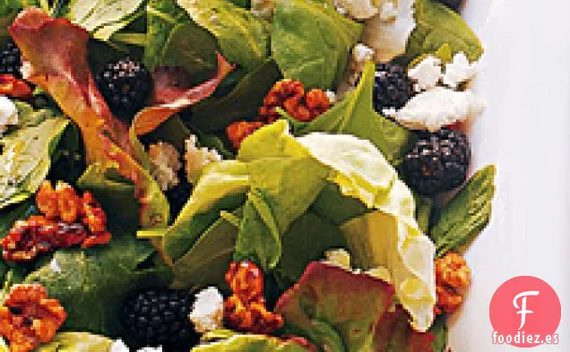 Ensalada De Verduras Mixtas Con Nueces Azucaradas, Moras Y Queso Feta