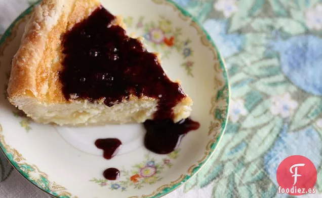 Pastel De Suero De Mantequilla Con Salsa De Mora Tibia