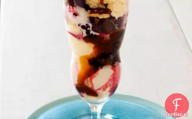 Helados De Moras Trituradas Con Salsa De Caramelo