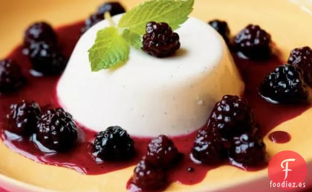 Panna Cotta de Crema Agria con Compota de Zarzamora y Zinfandel