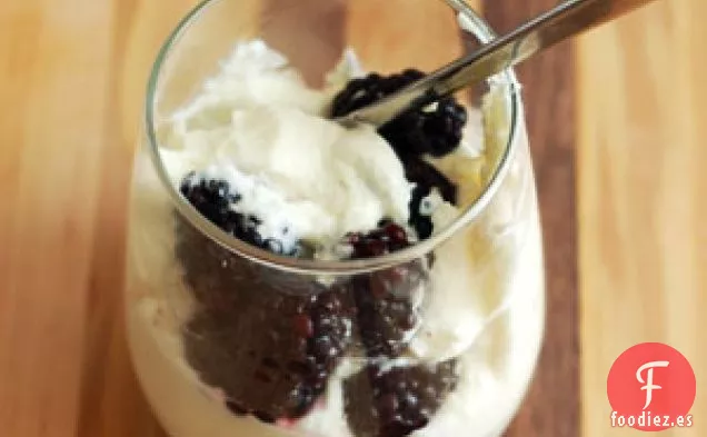 Mousse De Chocolate Blanco Con Moras Maceradas