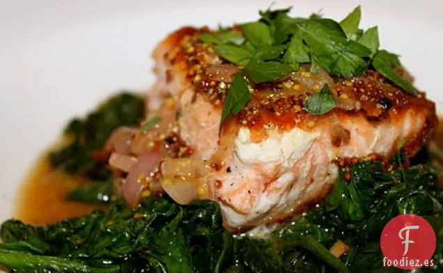 Salmón Cocido En Sartén Con Salsa De Mostaza Y Chalota