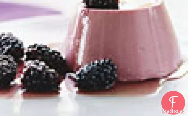 Panna Cottas de Suero de Mantequilla de Moras con Compota de Moras