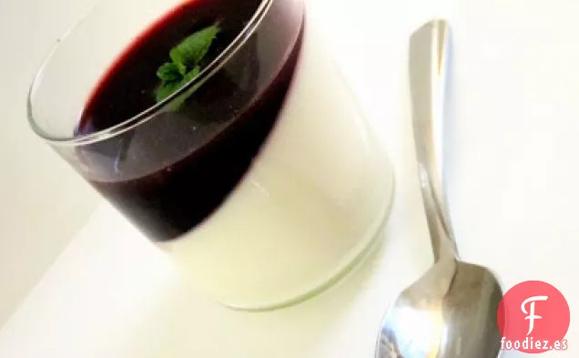 Panna Cotta De Yogur De Frijoles De Vainilla Con Coulis De Mora