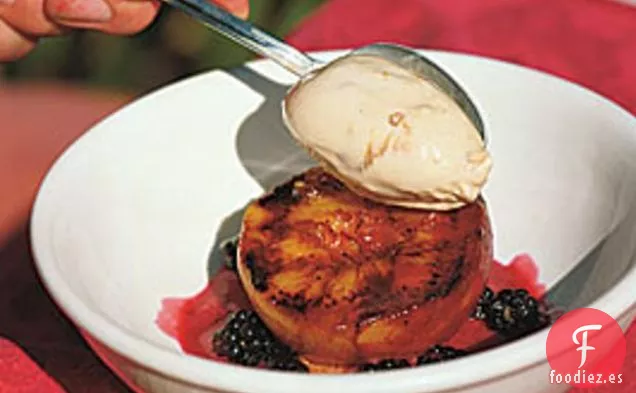 Nectarinas A La Parrilla Con Moras y Helado